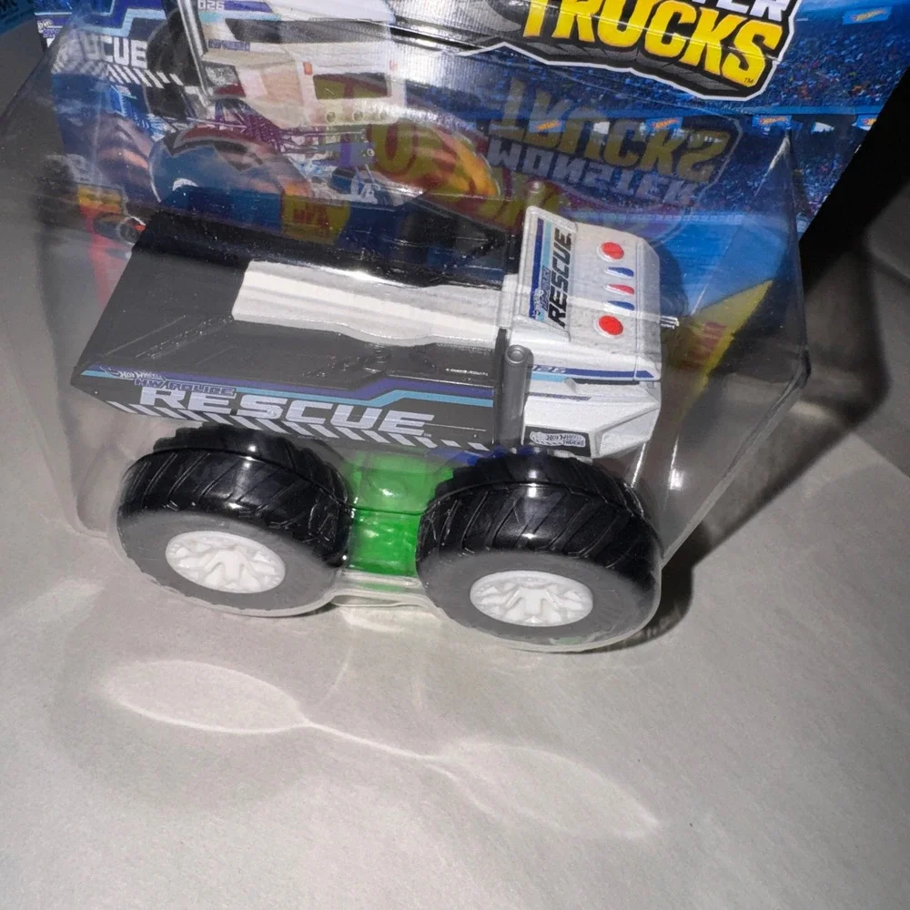 Hot Wheels Monster Trucks HW Police Rescue Hauler 1:64 Die-Cast‎ 2025 FYJ44 New
